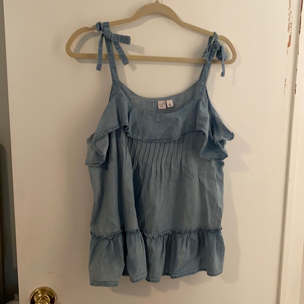 Cute denim flowy top!
